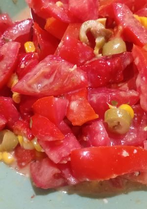 Una foto de Ensalada de tomate deliciosa 🍅