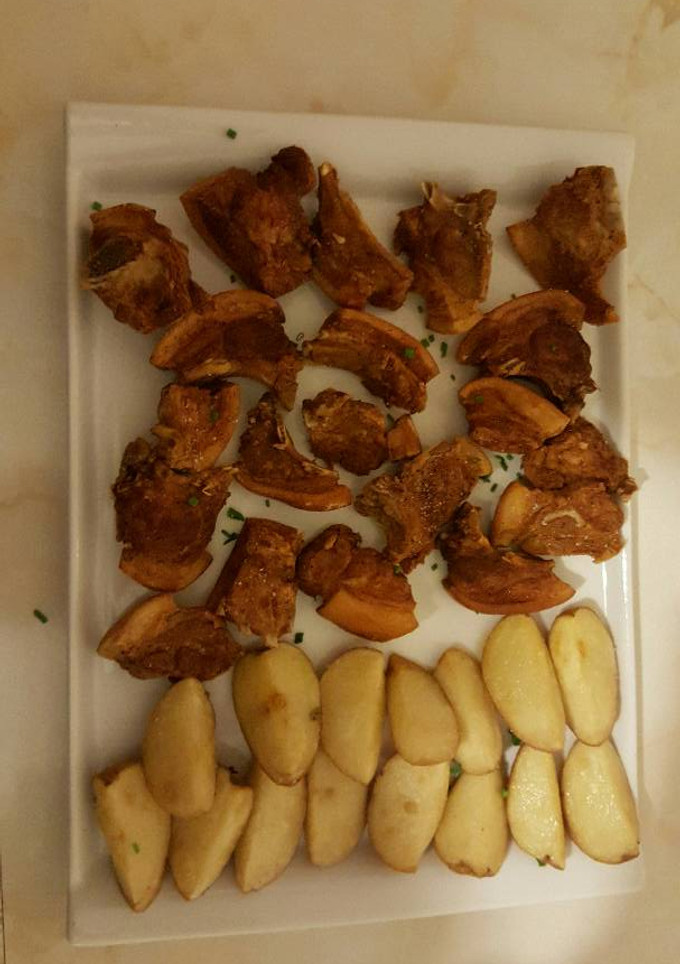 Una foto de Cochifrito Con Patata Asada
