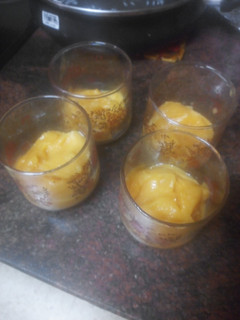 Una foto de Sorbete de batido de papaya, nectarina y zumo de naranja
