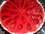 Una foto de tarta de avena y frutilla