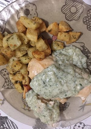 Una foto de Pollo con salsa a la provenzal con papitas bien crocantes 😋