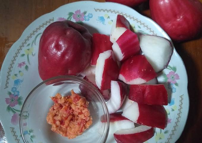 Rujak petis jambu kapas