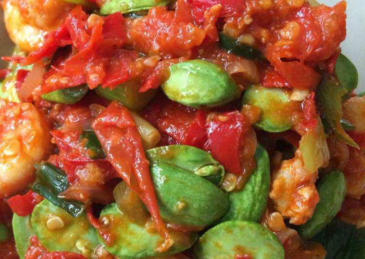 Bagaimana Menyiapkan Sambal Lampung Udang Pete, Lezat