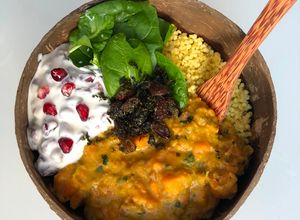 Une photo de Curry de patate douce aux lentilles corail, yaourt à la grenade et chutney menthe-coriandre 🍠🥣🌱