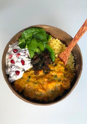 Une photo de Curry de patate douce aux lentilles corail, yaourt à la grenade et chutney menthe-coriandre 🍠🥣🌱