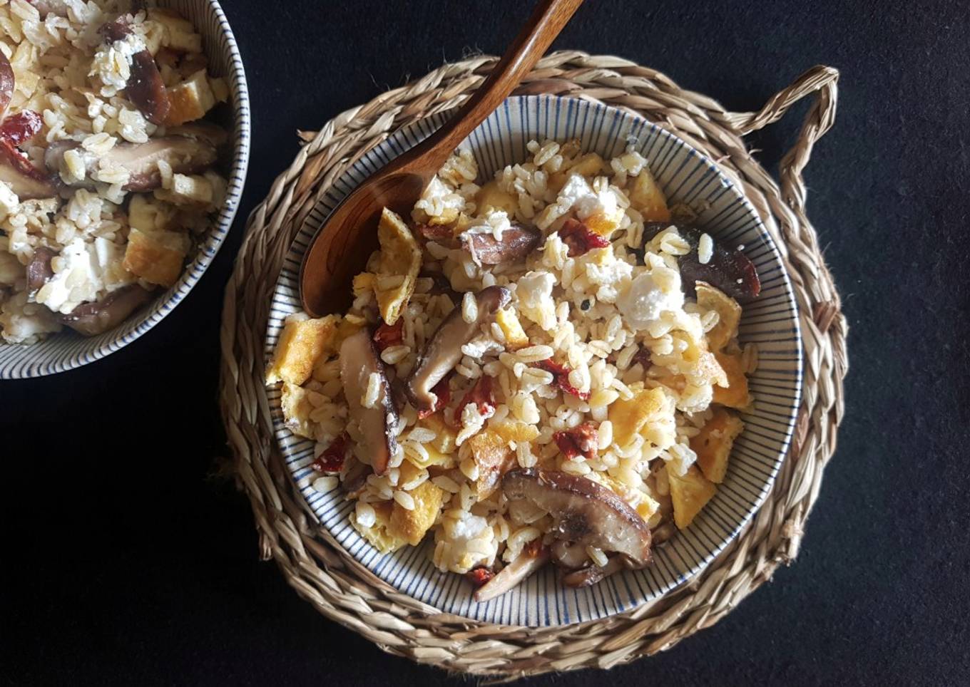 Trigo tierno con setas shiitake y tomate seco