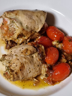 Una foto de Rollos de pollo al pesto
