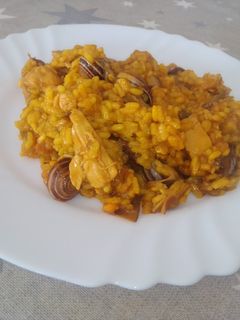 Una foto de Arroz con pollo y caracoles