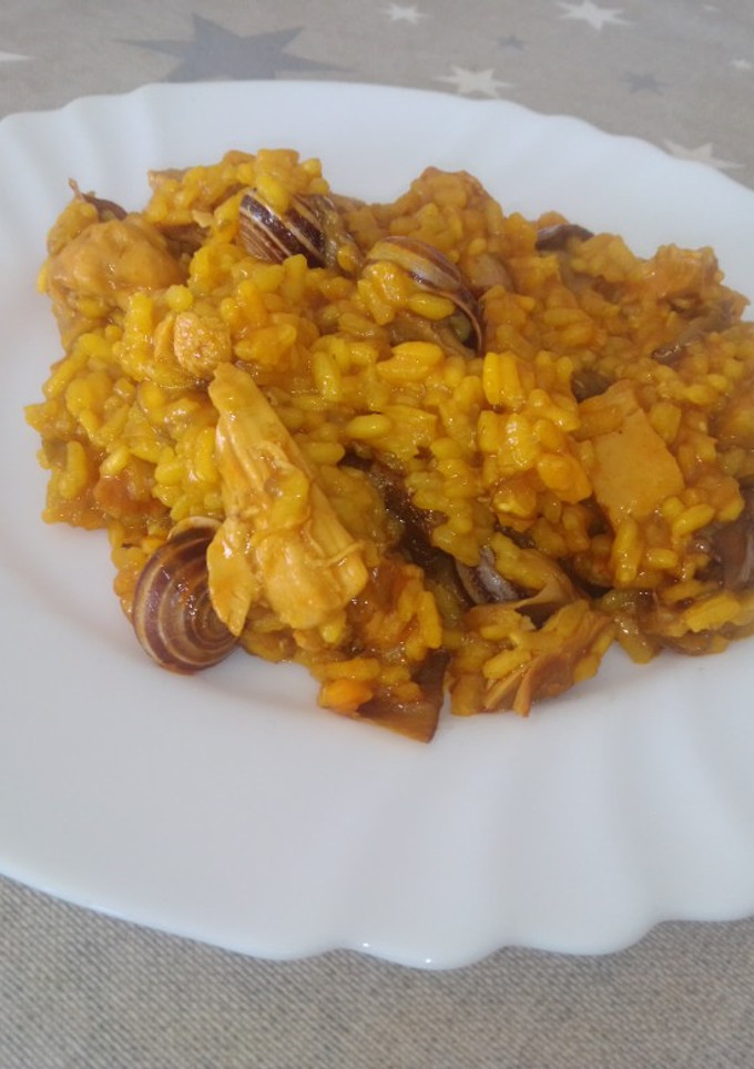 Una foto de Arroz con pollo y caracoles