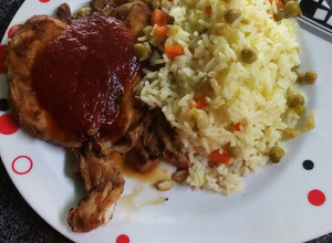 Una foto de Milanesa de pollo con arroz a la jardinera