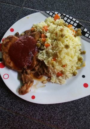 Una foto de Milanesa de pollo con arroz a la jardinera
