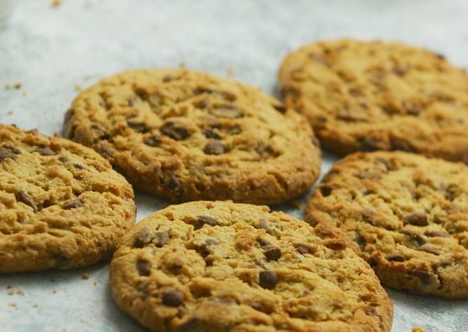 Choco Chips Almond Cookies