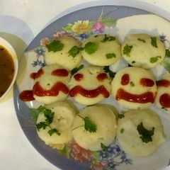 A picture of Idli Sambar.