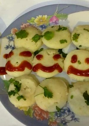 A picture of Idli Sambar.