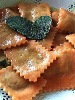 Foto di Ravioli con concentrato di pomodoro ripieni di ricotta e spinaci