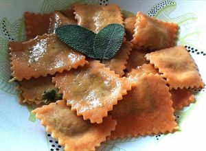 Foto di Ravioli con concentrato di pomodoro ripieni di ricotta e spinaci