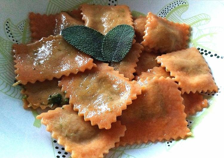 Simple Way to Prepare Fatto in casa super veloce Ravioli con concentrato di pomodoro ripieni di ricotta e spinaci