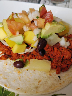 Una foto de Tacos veganos de "cochinita" pibil de soja texturizada