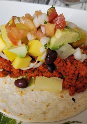 Una foto de Tacos veganos de "cochinita" pibil de soja texturizada