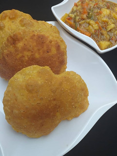 Aloo puri da miyar yelo kori ainihin hoton girkin