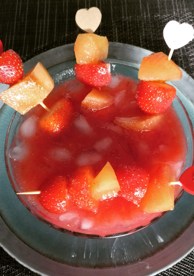 Una foto de Brochetas de ciruelas y fresas al vino