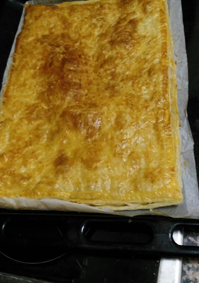 Una foto de Coca de atún, tomate y huevo