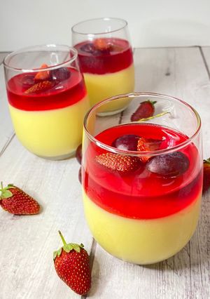 صورة لوصفة حلوى الكاستر مع الجيلي والفواكه 🍇🍓