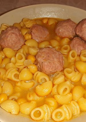 Una foto de Sopa de lumaconi con carne
