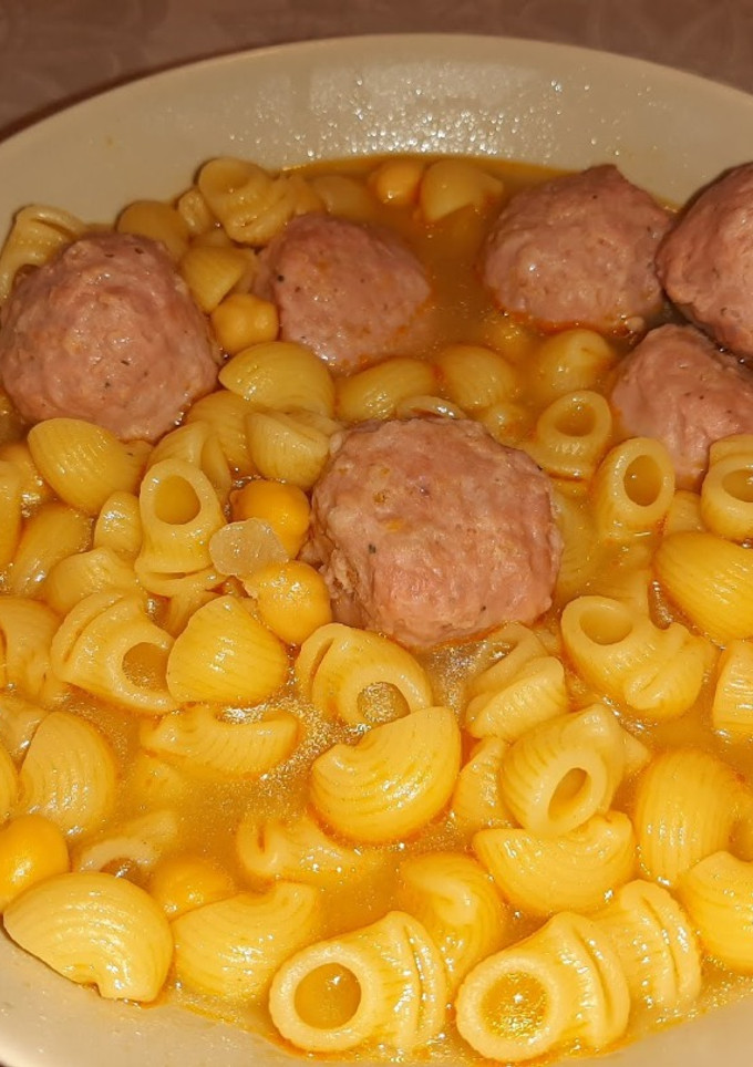 Una foto de Sopa de lumaconi con carne