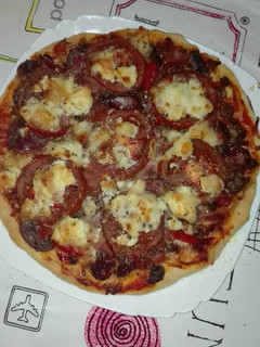 Una foto de Pizza de carne de venado champiñones, jamón y queso de rulo de cabra