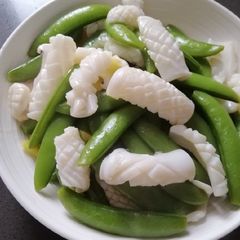 A picture of Sugar Snap Peas w/ Squid.