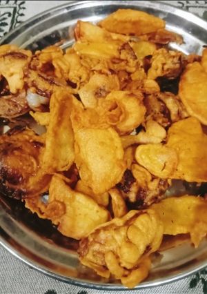 आलू और प्याज़ के पकौड़े (aloo aur pyaz ke pakode recipe in Hindi) रेसिपी मुख्य फोटो