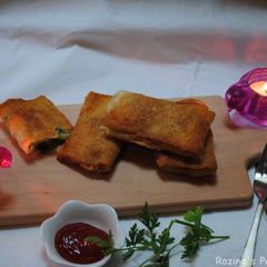 A picture of Fried bread samosa.