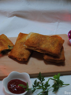 A picture of Fried bread samosa.