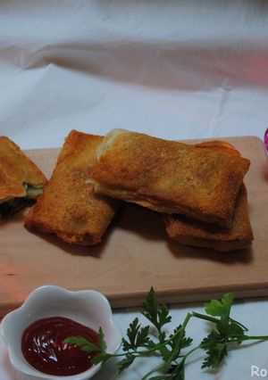 A picture of Fried bread samosa.