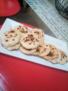 Una foto de Galletas con plátano y avena 😋😋