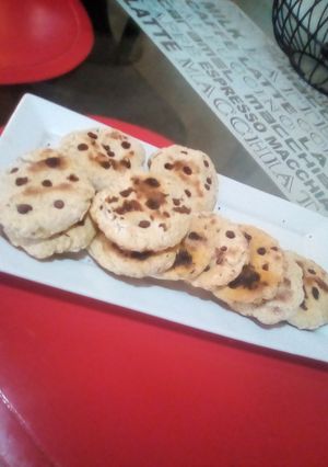 Una foto de Galletas con plátano y avena 😋😋