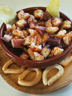 Una foto de Pulpo con langostinos a feira