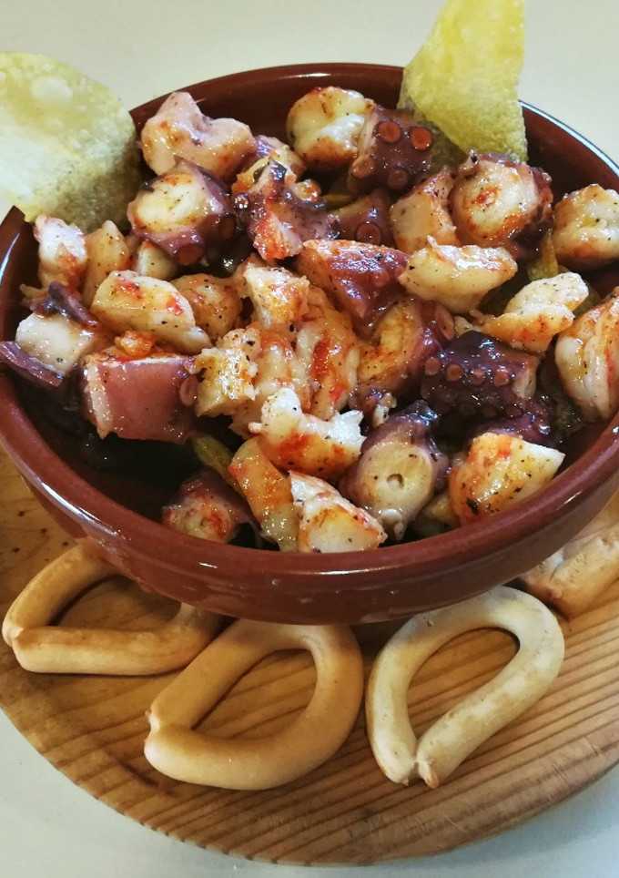 Una foto de Pulpo con langostinos a feira
