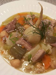 Una foto de Puchero de gallina, con verduras y legumbres