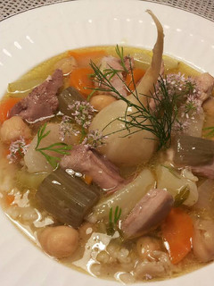 Una foto de Puchero de gallina, con verduras y legumbres