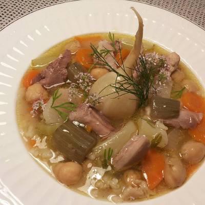 Puchero de gallina, con verduras y legumbres Receta de Alexis Urrutia-  Cookpad