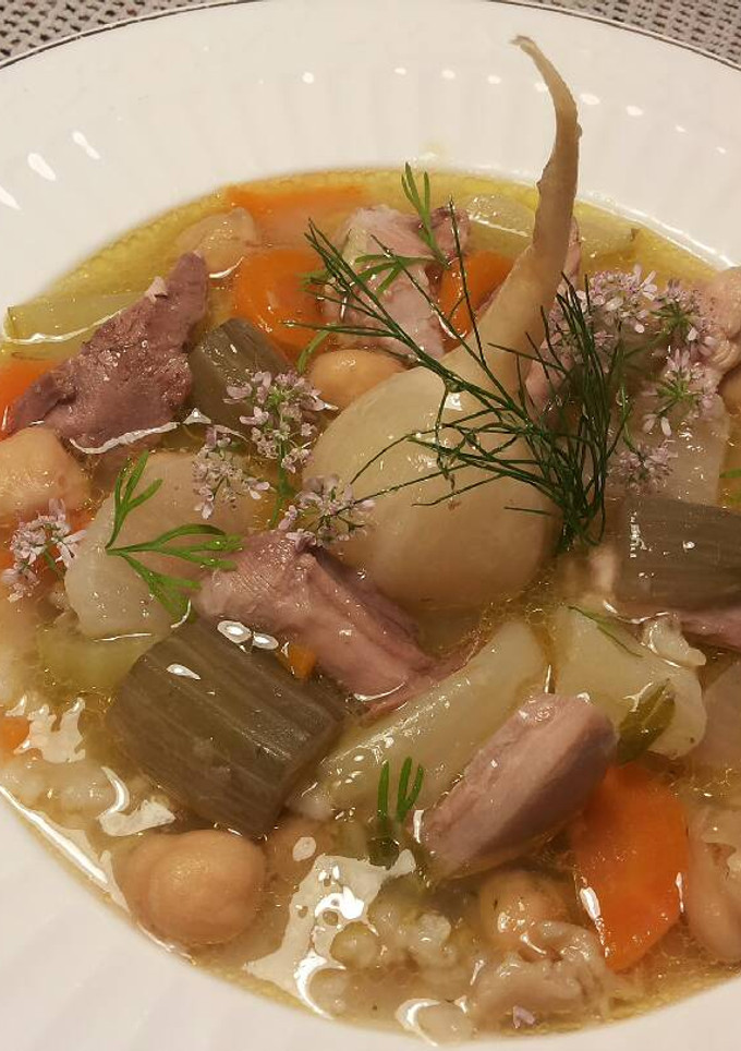 Una foto de Puchero de gallina, con verduras y legumbres
