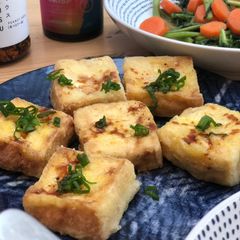 A picture of Fried tofu with sweet sauce.