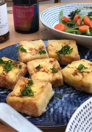A picture of Fried tofu with sweet sauce.