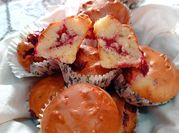 Una foto di muffin con marmellata