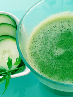 Una foto de Jugo isotónico verde con Agua de Mar