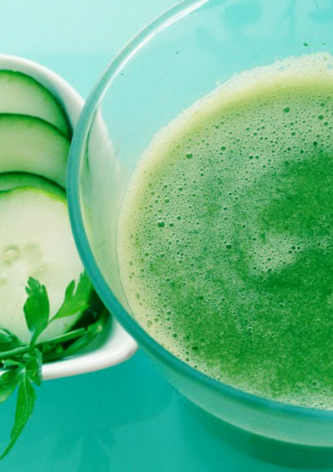 Una foto de Jugo isotónico verde con Agua de Mar