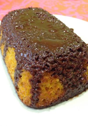 Una foto de Bizcocho orgánico de zanahoria y almendras, con cobertura ligera de chocolate