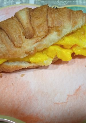 Una foto de Cruasán relleno de tortilla con brie